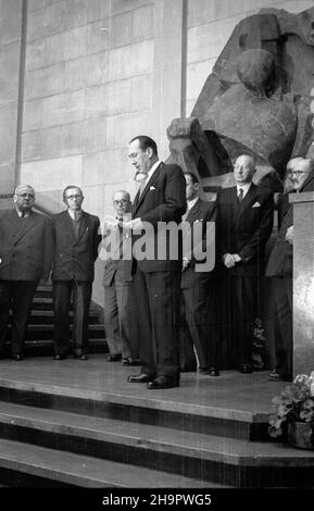 Warszawa, 1949-03-07. Uroczyste otwarcie wystawy czechos³owackiej sztuki ludowej w Muzeum Narodowym. m.in.: Prezes Rady Naczelnej Zjednoczonego Stronnictha Ludowego Józef Nieæko (1L), ambasador Czechos³owacji w Polsce Franciszek Pisek (przemawia), wiceminister komunikacji Zygmunt Balicki (1P), wicister skarbu Wiktor Koœciñski (2P) Varsavia, 7 marzo 1949. La cerimonia di apertura del Cecoslovacco Folk Art Exhibition presso il National Museum. Nella foto: Capo del Consiglio capo del Partito contadino Jozef Niecko (1st a sinistra), ambasciatore della Cecoslovacchia in Polonia Franciszek Pisek (parlante), de Foto Stock