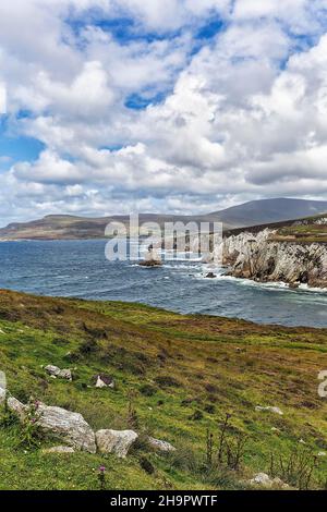 Vista della costa con scogliere, Ashleam Bay, Atlantic Drive panoramico, Achill Island meridionale, Acaill, Mayo, Wild Atlantic Way, Irlanda Foto Stock