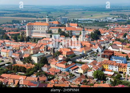 Vista sulla città, vista dal monte Santo Svaty kopecek, Mikulov, Nikolsburg, distretto Breclav, regione Jihomoravsky, Moravia meridionale, Repubblica Ceca Foto Stock