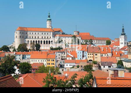 Vista sulla città, Mikulov, Nikolsburg, distretto di Broclav, regione di Jihomoravsky, Moravia meridionale, Repubblica Ceca Foto Stock