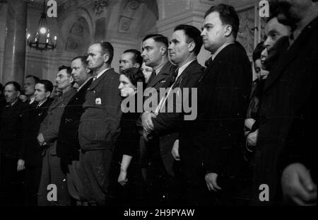 Warszawa, 1949-03-16. Przez trzy tygodnie na ucrainie goœci³o 165 polskich ch³opów, przodowników pracy w rolnittwie. Zwiedzali ko³chozy, oœrodki maszynowe, szko³y i muzea, byli w teatrach i operach. Po powrocie zostali przyjêci przez premiera Józefa Cyrankiewicza w Urzêdzie Rady Ministrów. mw PAP Varsavia, 16 marzo 1949. 165 contadini polacchi, eroi del lavoro in agricoltura, hanno fatto una visita di tre settimane in Ucraina. Visitarono fattorie collettive, centri macchine, scuole, musei, teatri e teatri d'opera. Dopo il loro ritorno in Polonia, sono stati ricevuti da PM Jozef Cyrankiewicz presso l'Ufficio Foto Stock