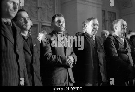 Warszawa, 1949-03-16. Przez trzy tygodnie na ucrainie goœci³o 165 polskich ch³opów, przodowników pracy w rolnittwie. Zwiedzali ko³chozy, oœrodki maszynowe, szko³y i muzea, byli w teatrach i operach. Po powrocie zostali przyjêci przez premiera Józefa Cyrankiewicza w Urzêdzie Rady Ministrów. mw PAP Varsavia, 16 marzo 1949. 165 contadini polacchi, eroi del lavoro in agricoltura, hanno fatto una visita di tre settimane in Ucraina. Visitarono fattorie collettive, centri macchine, scuole, musei, teatri e teatri d'opera. Dopo il loro ritorno in Polonia, sono stati ricevuti da PM Jozef Cyrankiewicz presso l'Ufficio Foto Stock