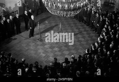 Warszawa, 1949-03-16. Przez trzy tygodnie na ucrainie goœci³o 165 polskich ch³opów, przodowników pracy w rolnittwie. Zwiedzali ko³chozy, oœrodki maszynowe, szko³y i muzea, byli w teatrach i operach. Po powrocie zostali przyjêci przez premiera Józefa Cyrankiewicza w Urzêdzie Rady Ministrów. NZ. premier Cyrankiewicz wia goœci. Za nim od prawej ministro leœnictwa Boles³aw Podedworny, marsza³ek Sejmu W³adys³aw Kowalski, wicePremier Antoni Korzycki, wiceprezes NKW Zjednockzonego Stronnictha Ludowego Winnowy Baranowski, wicemarsza³ek Sejmu Roman Zambrowski, ministro spraw zagranicznych Zygmunt Modz Foto Stock