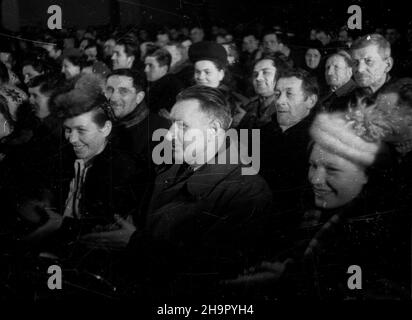 Warszawa, 1949-03-16. Przez trzy tygodnie na ucrainie goœci³o 165 polskich ch³opów, gdzie zapoznawali siê z osi¹gniêciami rolnittha ko³chozowego w Zwi¹zku Radzieckim. Po powrocie zostali przyjêci przez premiera Józefa Cyrankiewicza w Urzêdzie Rady Ministrów, aby podzieliæ siê wra¿eniami. mta PAP Varsavia, 16 marzo 1949. 165 contadini polacchi hanno fatto una visita di tre settimane in Ucraina per familiarizzare con i risultati dell'agricoltura collettiva sovietica. Dopo il loro ritorno in Polonia, sono stati ricevuti all'ufficio del Consiglio dei ministri dal primo ministro Jozef Cyrankiewicz che ha sentito Foto Stock