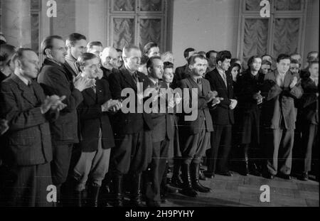 Warszawa, 1949-03-16. Przez trzy tygodnie na ucrainie goœci³o 165 polskich ch³opów, przodowników pracy w rolnittwie. Zwiedzali ko³chozy, oœrodki maszynowe, szko³y i muzea, byli w teatrach i operach. Po powrocie zostali przyjêci przez premiera Józefa Cyrankiewicza w Urzêdzie Rady Ministrów. mw PAP Varsavia, 16 marzo 1949. 165 contadini polacchi, eroi del lavoro in agricoltura, hanno fatto una visita di tre settimane in Ucraina. Visitarono fattorie collettive, centri macchine, scuole, musei, teatri e teatri d'opera. Dopo il loro ritorno in Polonia, sono stati ricevuti da PM Jozef Cyrankiewicz all'Ufficio o Foto Stock