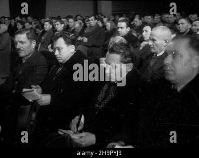 Warszawa, 1949-03-16. Przez trzy tygodnie na ucrainie goœci³o 165 polskich ch³opów, gdzie zapoznawali siê z osi¹gniêciami rolnittha ko³chozowego w Zwi¹zku Radzieckim. Po powrocie zostali przyjêci przez premiera Józefa Cyrankiewicza w Urzêdzie Rady Ministrów, aby podzieliæ siê wra¿eniami. mta PAP Varsavia, 16 marzo 1949. 165 contadini polacchi hanno fatto una visita di tre settimane in Ucraina per familiarizzare con i risultati dell'agricoltura collettiva sovietica. Dopo il loro ritorno in Polonia, sono stati ricevuti all'ufficio del Consiglio dei ministri dal primo ministro Jozef Cyrankiewicz che ha sentito Foto Stock