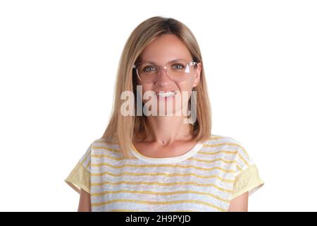 Giovane donna sorridente con bicchieri su sfondo bianco Foto Stock