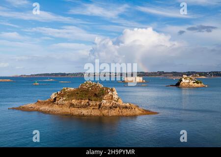 Il Roc'h Gored, Louet Island e il Chateau du Taureau situato nella baia di Morlaix nel Finistère. Foto Stock
