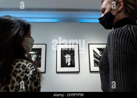 Londra, Regno Unito. 8 dicembre 2021. I membri dello staff vedano una foto di Paul McCartney in anteprima di una mostra di fotografie perdute dei Beatles di Lord Thynne, figlio della marchessa di Bath del 6th. La mostra, con immagini candide della band nella primavera del 1964 sul set del loro primo film A Hard Day’s Night, si trova alla Shapero Modern Gallery di Mayfair fino al 16 gennaio 2022. Credit: Stephen Chung / Alamy Live News Foto Stock