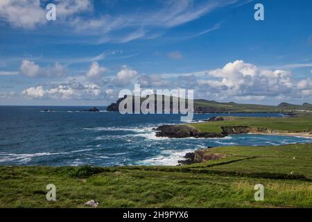 Ring of Kerry, Wild Atlantic Way, West Ireland, Iveragh Peninsula, crociera lungo le scogliere, Kerry Coastline, strada costiera panoramica alla luce del sole, Irlanda Foto Stock