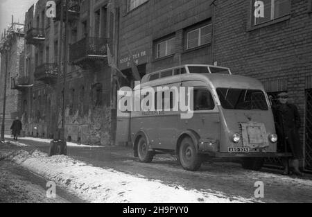 Warszawa, 1949-03-17. W dawnych zak³adach Franaszka na Woli uroczyœcie otwento Fabrykê Fotochemiczn¹ nr 1, produkuj¹c¹ RÓ¿ne materia³y œwiat³oczu³e na pod³o¿u giêtkim, m.in.: taœmê filmow¹, b³ony rentgenowskie. Dziennie powstawaæ tu bêdzie 2600 metrów kwadratowych filmów. NZ. wóz trasmisyjny Polskiego Radia. mw PAP Varsavia, 17 marzo 1949. L'ex stabilimento di Franaszek a Wola è stato trasformato nel settore fotochimico n. 1 che ha lanciato la produzione di diversi tipi di materiali fotosensibili su una base flessibile, ad esempio film a nastro, film a raggi X. La produzione giornaliera sarà a 2.600 suare Foto Stock