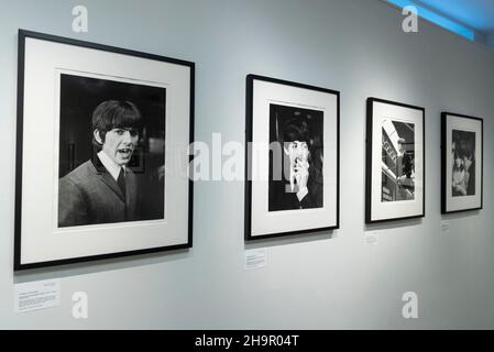 Londra, Regno Unito. 8 dicembre 2021. Una visione generale in anteprima di una mostra di fotografie perdute dei Beatles di Lord Thynne, figlio della marchessa di Bath del 6th. La mostra, con immagini candide della band nella primavera del 1964 sul set del loro primo film A Hard Day’s Night, si trova alla Shapero Modern Gallery di Mayfair fino al 16 gennaio 2022. Credit: Stephen Chung / Alamy Live News Foto Stock