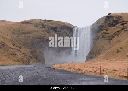 Splendida vista sulla cascata Seljalandsfoss, situata nel sud dell'Islanda Foto Stock