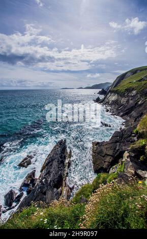 Ring of Kerry, Wild Atlantic Way, West Ireland, Iveragh Peninsula, crociera lungo le scogliere, Kerry Coastline, strada costiera panoramica alla luce del sole, Irlanda Foto Stock