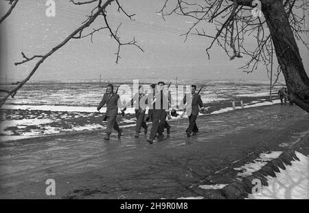 Polska, 1949-03-23. Obchody II rocznicy œmierci Karola Œwierczewskiego. Marsz patrolowy: Ostatnim szlakiem bohatera. I etap Rzeszów-Strzy¿ów. msa PAP Rzeszow, 23 marzo 1949. Cerimonie che segnano il 2nd anniversario della morte di Karol Swierczewski. Pattuglia marzo: Ultima traccia di un eroe. Il 1st stadio Rzeszow-Strzyzow. msa PAP Foto Stock