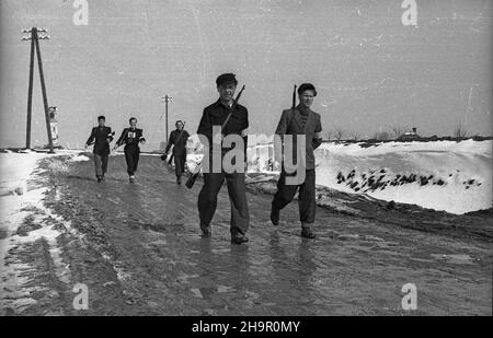 Polska, 1949-03-23. Obchody II rocznicy œmierci Karola Œwierczewskiego. Marsz patrolowy: Ostatnim szlakiem bohatera. I etap Rzeszów-Strzy¿ów. msa PAP Rzeszow, 23 marzo 1949. Cerimonie che segnano il 2nd anniversario della morte di Karol Swierczewski. Pattuglia marzo: Ultima traccia di un eroe. Il 1st stadio Rzeszow-Strzyzow. msa PAP Foto Stock