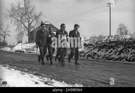 Polska, 1949-03-23. Obchody II rocznicy œmierci Karola Œwierczewskiego. Marsz patrolowy: Ostatnim szlakiem bohatera. I etap Rzeszów-Strzy¿ów. msa PAP Rzeszow, 23 marzo 1949. Cerimonie che segnano il 2nd anniversario della morte di Karol Swierczewski. Pattuglia marzo: Ultima traccia di un eroe. Il 1st stadio Rzeszow-Strzyzow. msa PAP Foto Stock