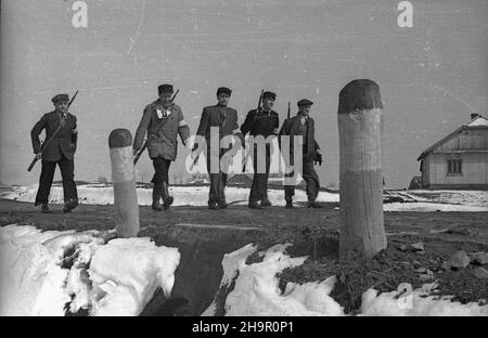 Polska, 1949-03-23. Obchody II rocznicy œmierci Karola Œwierczewskiego. Marsz patrolowy: Ostatnim szlakiem bohatera. I etap Rzeszów-Strzy¿ów. msa PAP Rzeszow, 23 marzo 1949. Cerimonie che segnano il 2nd anniversario della morte di Karol Swierczewski. Pattuglia marzo: Ultima traccia di un eroe. Il 1st stadio Rzeszow-Strzyzow. msa PAP Foto Stock