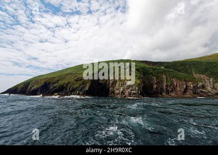 Ring of Kerry, Wild Atlantic Way, West Ireland, Iveragh Peninsula, crociera lungo le scogliere, Kerry Coastline, strada costiera panoramica alla luce del sole, Irlanda Foto Stock