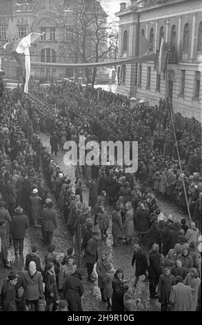 Rzeszów, 1949-03-23. Obchody II rocznicy œmierci Karola Œwierczewskiego. Marsz patrolowy: Ostatnim szlakiem bohatera. NZ. Wymarsz patroli. msa PAP Rzeszow, 23 marzo 1949. Cerimonie che segnano il 2nd anniversario della morte di Karol Swierczewski. Pattuglia marzo: Ultima traccia di un eroe. Nella foto: Pattuglie che marciavano. msa PAP Foto Stock