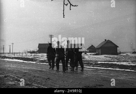 Polska, 1949-03-23. Obchody II rocznicy œmierci Karola Œwierczewskiego. Marsz patrolowy: Ostatnim szlakiem bohatera. I etap Rzeszów-Strzy¿ów. msa PAP Rzeszow, 23 marzo 1949. Cerimonie che segnano il 2nd anniversario della morte di Karol Swierczewski. Pattuglia marzo: Ultima traccia di un eroe. Il 1st stadio Rzeszow-Strzyzow. msa PAP Foto Stock