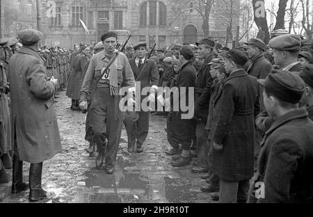 Rzeszów, 1949-03-23. Obchody II rocznicy œmierci Karola Œwierczewskiego. Marsz patrolowy: Ostatnim szlakiem bohatera. NZ. Wymarsz patroli. msa PAP Rzeszow, 23 marzo 1949. Cerimonie che segnano il 2nd anniversario della morte di Karol Swierczewski. Pattuglia marzo: Ultima traccia di un eroe. Nella foto: Pattuglie che marciavano. msa PAP Foto Stock