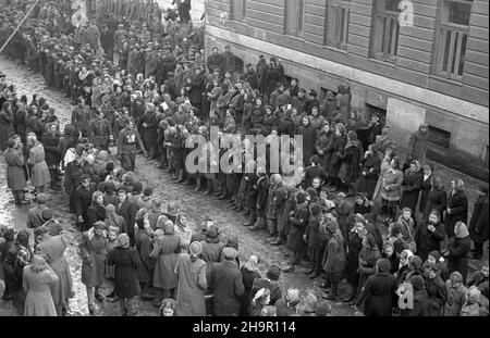 Rzeszów, 1949-03-23. Obchody II rocznicy œmierci Karola Œwierczewskiego. Marsz patrolowy: Ostatnim szlakiem bohatera. NZ. Wymarsz patroli. msa PAP Rzeszow, 23 marzo 1949. Cerimonie che segnano il 2nd anniversario della morte di Karol Swierczewski. Pattuglia marzo: Ultima traccia di un eroe. Nella foto: Pattuglie che marciavano. msa PAP Foto Stock