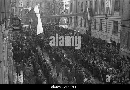 Rzeszów, 1949-03-23. Obchody II rocznicy œmierci Karola Œwierczewskiego. Marsz patrolowy: Ostatnim szlakiem bohatera. NZ. Wymarsz patroli. msa PAP Rzeszow, 23 marzo 1949. Cerimonie che segnano il 2nd anniversario della morte di Karol Swierczewski. Pattuglia marzo: Ultima traccia di un eroe. Nella foto: Pattuglie che marciavano. msa PAP Foto Stock