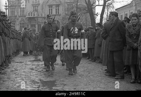 Rzeszów, 1949-03-23. Obchody II rocznicy œmierci Karola Œwierczewskiego. Marsz patrolowy: Ostatnim szlakiem bohatera. NZ. Wymarsz patroli. msa PAP Rzeszow, 23 marzo 1949. Cerimonie che segnano il 2nd anniversario della morte di Karol Swierczewski. Pattuglia marzo: Ultima traccia di un eroe. Nella foto: Pattuglie che marciavano. msa PAP Foto Stock