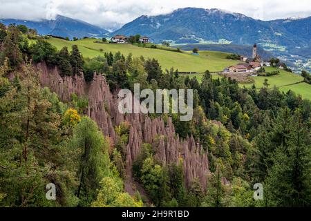 Piramidi di terra e chiesa di San Nicolo, Lengmoos, Bolzano, Alto Adige, Italia Foto Stock