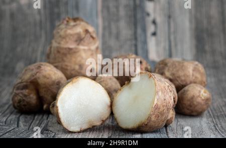 carciofi di gerusalemme su sfondo di legno Foto Stock