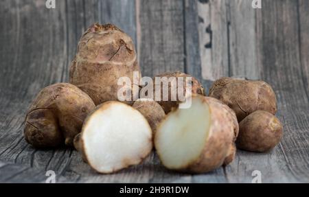 carciofi di gerusalemme su sfondo di legno Foto Stock