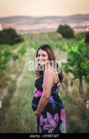 Donna incinta che tiene il suo ventre. Felice giovane donna in attesa del bambino Foto Stock