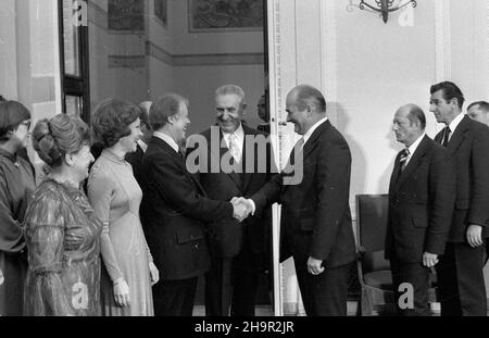 Warszawa, 1977-12-30. Z okazji wizyty prezydenta Stanów Zjednoczonych Ameryki (USA) Jimmy'ego Cartera w Urzêdzie Rady Ministrów odby³o siê przyjêcie. Pañstwo carter i Gierek witaj¹ zaprotzonych goœci. de lewej: Stanis³awa Gierek, Rosalynn carter, Jimmy carter, Edward Gierek. Ad PAP/Zbigniew Matuszewski Varsavia, 30 dicembre 1977. In occasione della visita del Presidente degli Stati Uniti Jimmy Cartera presso l'Ufficio del Consiglio dei Ministri si è tenuto un ricevimento. I carter e i Giereks accolgono gli ospiti. Nella foto: Da sinistra Stanislawa Gierek, Rosalynn carter, Jimmy carter, Edward Gierek. Foto Stock