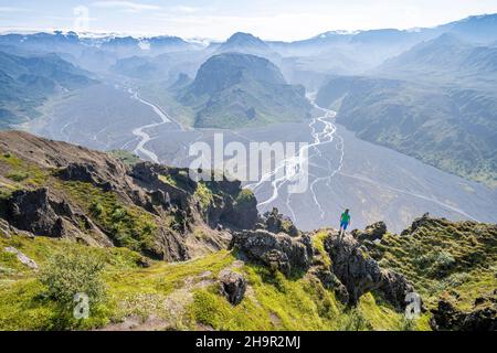 Hiker godere di vista, panorama, montagne e fiume ghiacciaio in una valle di montagna, natura selvaggia, ghiacciaio Myrdalsjoekull nella parte posteriore, islandese Foto Stock