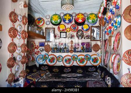 Soggiorno, decorazione con piastre in ceramica, città vecchia, Harar, Etiopia Foto Stock