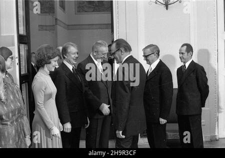 Warszawa, 1977-12-30. Z okazji wizyty prezydenta Stanów Zjednoczonych Ameryki (USA) Jimmy'ego Cartera w Urzêdzie Rady Ministrów odby³o siê przyjêcie. Pañstwo carter i Gierek witaj¹ zaprotzonych goœci. de lewej: Rosalynn carter, Jimmy carter, Edward Gierek. Ad PAP/Zbigniew Matuszewski Varsavia, 30 dicembre 1977. In occasione della visita del Presidente degli Stati Uniti Jimmy Cartera presso l'Ufficio del Consiglio dei Ministri si è tenuto un ricevimento. I carter e i Giereks accolgono gli ospiti. Nella foto: Da sinistra Rosalynn carter, Jimmy carter, Edward Gierek. Ad PAP/Zbigniew Matuszewski Foto Stock