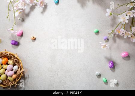 Vista dall'alto delle uova di cioccolato di Pasqua e fiori concetto di vacanza Foto Stock