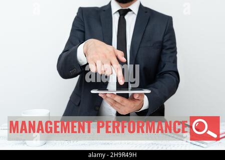 Performance di gestione dei cartelli con scrittura manuale. Parola scritta sul feedback sulle competenze manageriali e sulle competenze che presentano la tecnologia della comunicazione Foto Stock