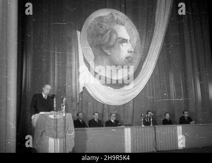 Warszawa, 1949-04-09. Teatr Polski. Inauguracja obchodów Roku S³owackiego, obchodzonego z okazji setnej rocznicy œmierci poety. NZ. Przemawia Premier Józef Cyrankiewicz. Za sto³em siedzi m.in.: ministro oœwiaty Stanis³aw Skrzeszewski (3L). msa PAP Varsavia, 9 aprile 1949. Il Teatro Polski. L'inaugurazione dell'anno Slowacki si è svolta per celebrare il centenario della morte del poeta. Nella foto: PM Jozef Cyrankiewicz parlando. Dietro il tavolo Istruzione Minster Stanislaw Skrzeszewski (3rd a sinistra). msa PAP Foto Stock