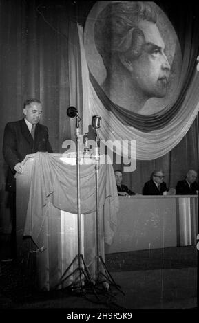 Warszawa, 1949-04-09. Teatr Polski. Inauguracja obchodów Roku S³owackiego, obchodzonego z okazji setnej rocznicy œmierci poety. NZ. Oficjalne przemówienia. Za sto³em prezydialnym siedz¹ m.in.: ministro oœwiaty Stanis³aw Skrzeszewski (2P), Premier Józef Cyrankiewicz (1P). msa PAP Varsavia, 9 aprile 1949. Il Teatro Polski. L'inaugurazione dell'anno Slowacki si è svolta per celebrare il centenario della morte del poeta. Nella foto: Discorsi ufficiali. Al tavolo del presidium: Ministro dell'istruzione Stanislaw Skrzeszewski (2nd a destra), PM Jozef Cyrankiewicz (1st a destra), msa PAP Foto Stock