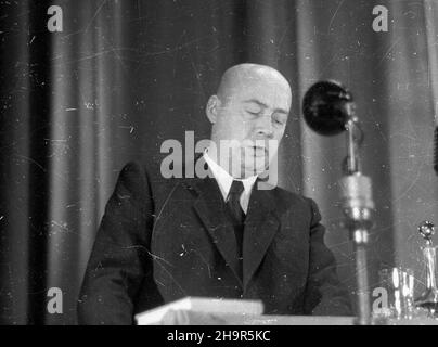 Warszawa, 1949-04-09. Teatr Polski. Inauguracja obchodów Roku S³owackiego, obchodzonego z okazji setnej rocznicy œmierci poety. NZ. Przemawia Premier Józef Cyrankiewicz. msa PAP Varsavia, 9 aprile 1949. Il Teatro Polski. L'inaugurazione dell'anno Slowacki si è svolta per celebrare il centenario della morte del poeta. Nella foto: PM Jozef Cyrankiewicz parlando. msa PAP Foto Stock