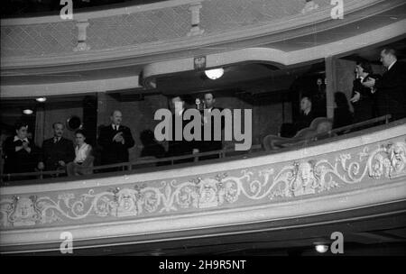 Warszawa, 1949-04-09. Teatr Polski. Inauguracja obchodów Roku S³owackiego, obchodzonego z okazji setnej rocznicy œmierci poety. NZ. m.in.: komendant g³ówny MO, gen. Franciszek JóŸwiak (2L), marsza³ek Sejmu Ustawodawczego W³adys³aw Kowalski (4L), prezydent Boles³aw Bierut (5L), szef Kancelarii Prezydenta RP Kazimierz Mijal (4P), wicePremier Antoni Korzycki (P). msa PAP Varsavia, 9 aprile 1949. Il Teatro Polski. L'inaugurazione dell'anno Slowacki si è svolta per celebrare il centenario della morte del poeta. Nella foto: Cittadini Militia MO comandante in capo generale Franciszek Jozwiak (2nd a sinistra), S. Foto Stock