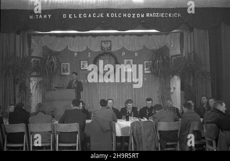 Pszenno, 1949-04-09. W dniach 2-14 kwietnia przebywa³a w Polsce delegacja ko³choŸników radzieckich. Dolny Œl¹sk. Wizyta w zespole produkcyjnym im. gen. Karola Œwierczewskiego. poczêstunek dla goœci radzieckich w Domu Ludowym. Przemawia przewodnicz¹cy ko³chozu im. Czka³owa na Ucraina Aleksy Szczerbina. msa PAP Pszenno, 9 aprile 1949. Una delegazione di lavoratori agricoli collettivi sovietici si è recata in Polonia dal 2 al 14 aprile. La regione della Slesia inferiore. Una visita allo stabilimento di produzione Gen. Karol Swierczewski. Nella foto: Uno spuntino per gli ospiti sovietici presso la Casa dei contadini. Capo del gruppo Czekhalov Foto Stock