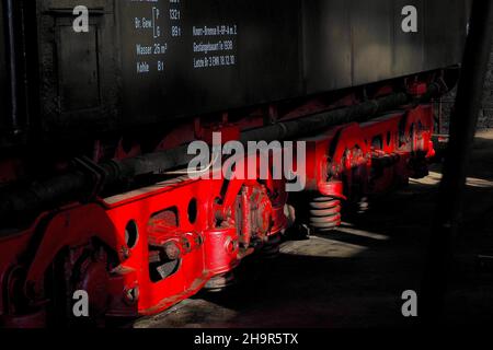 Ruote rosse di un carro, stazione Hanau-Grossauheim, ex stazione, costruzione di stazioni, struttura, Tracce, luogo perduto, dilapidato, tedesco federale Foto Stock