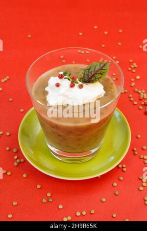 Cucina sveva, zuppa di Alblinsen con crema di farro, comune sorrel (Rumex acetosa), pepe rosso, vetro, piatto, Germania Foto Stock