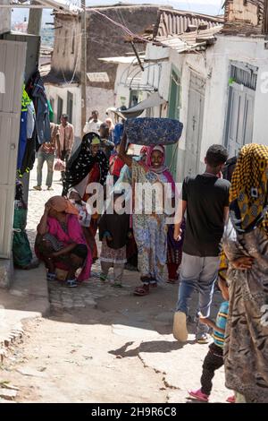 Donne e bambini in un vicolo occupato, Città Vecchia, Harar, Etiopia Foto Stock