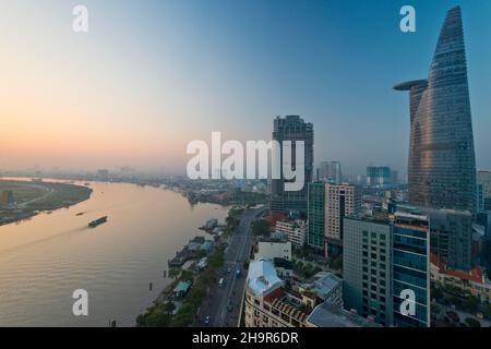 Dawn Sunrise Skyline Saigon, Centro con Torre Bitexco, Distretto 1, ho Chi Minh City, Vietnam Foto Stock