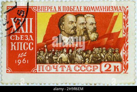 Photo PF un francobollo di circa 1961 con un'immagine di lavoratori marcianti e profili di Lenin Marx e Engels Comunista Russia URSS CCCP Foto Stock