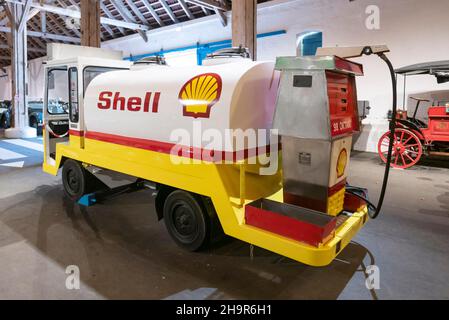 Vecchio camion del combustibile, scanalatura del museo di Egeskov, Castello di Egeskov, Kvaendrup, Fyn, Funen, Danimarca Foto Stock